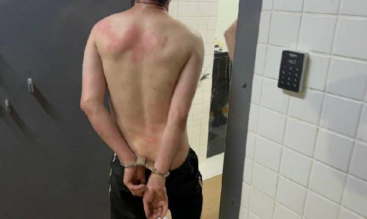 Homem preso por bater na mãe chega a 15ª SDP de Cascavel e reclama do tratamento que recebeu