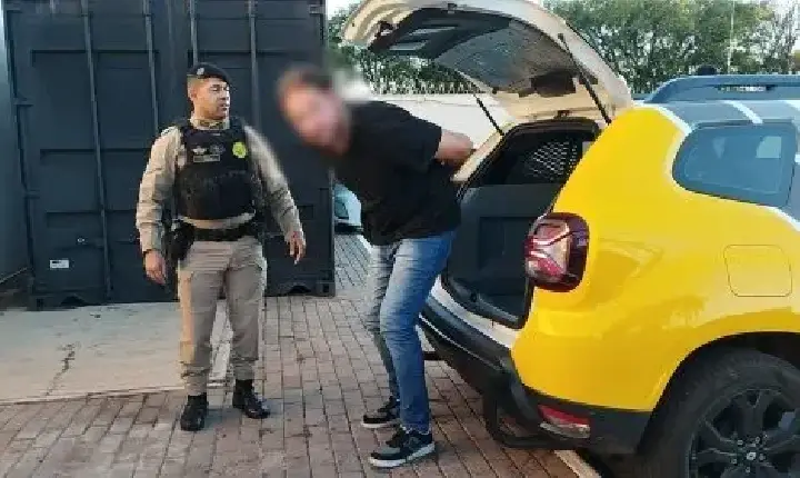 Sextou! Homem amanhece na conveniência, finge ser PM, faz ameaças arma de brinquedo e acaba na delegacia