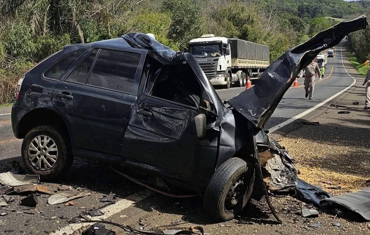 COLISÃO ENTRE GOL E CARRETA NA BR-277 EM LARANJEIRAS DO SUL RESULTA EM UMA VÍTIMA FATAL