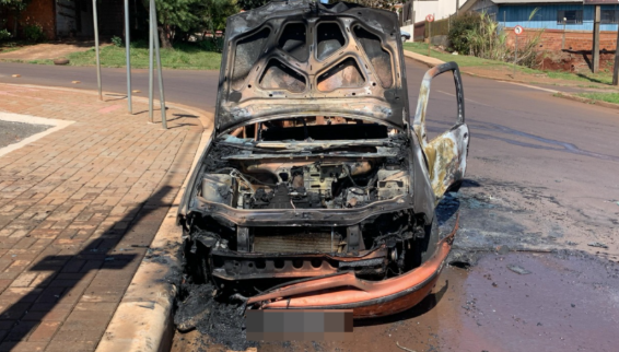 Fiat Palio pega fogo após acidente com Onix em Cascavel
