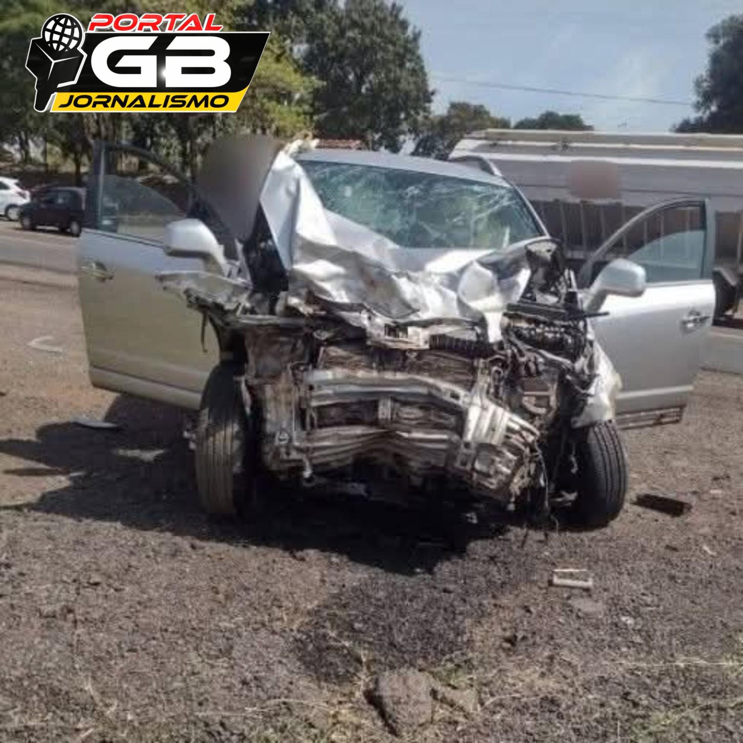 No local da colisão, um adolescente de 17 anos perdeu a vida.