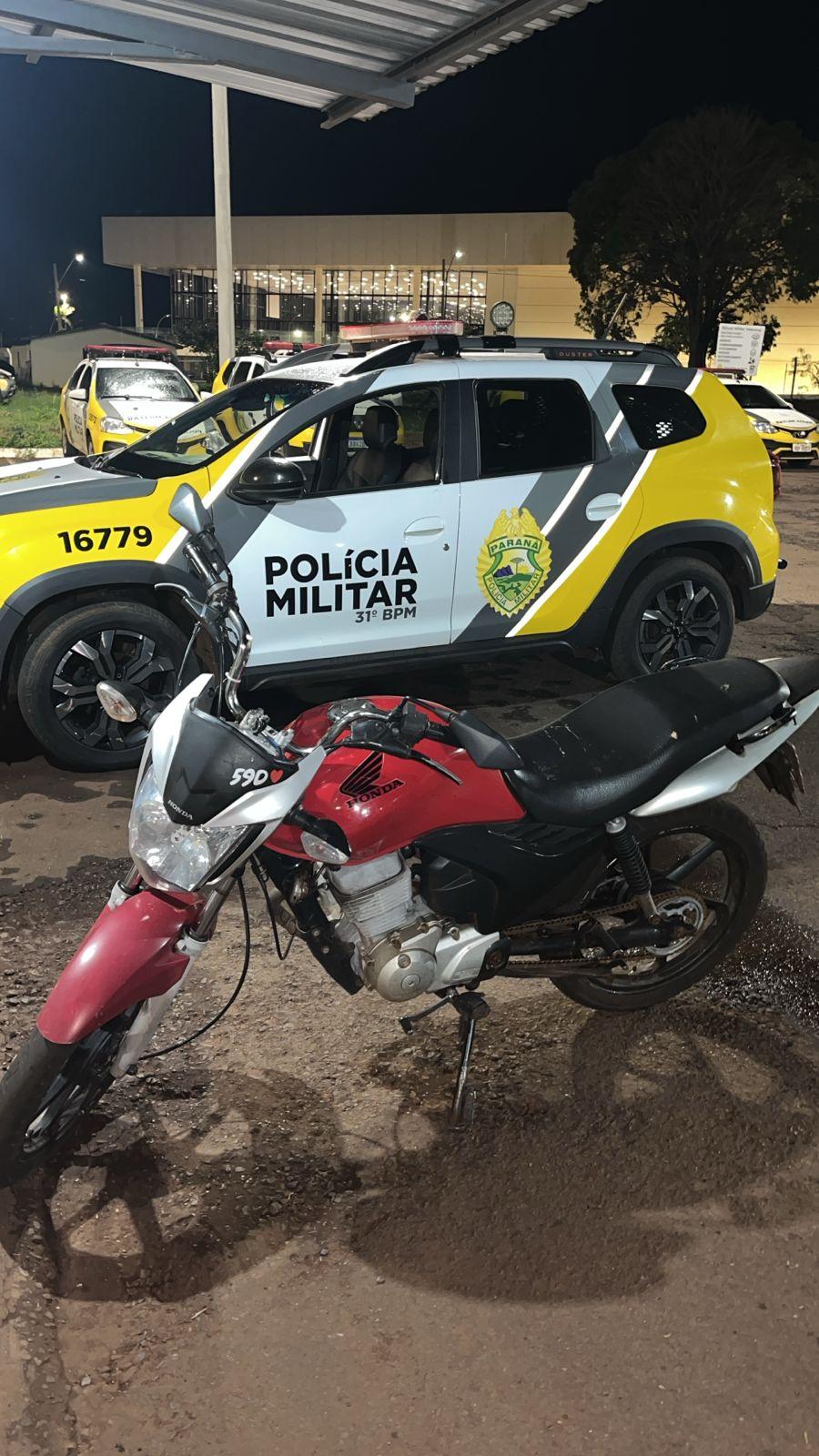 Em Assis Chateaubriand: Motociclista sem habilitação e veículo com pendências