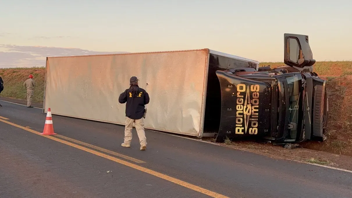 Caminhão do Rio Negro & Solimões bate com carro e deixa feridos no PR