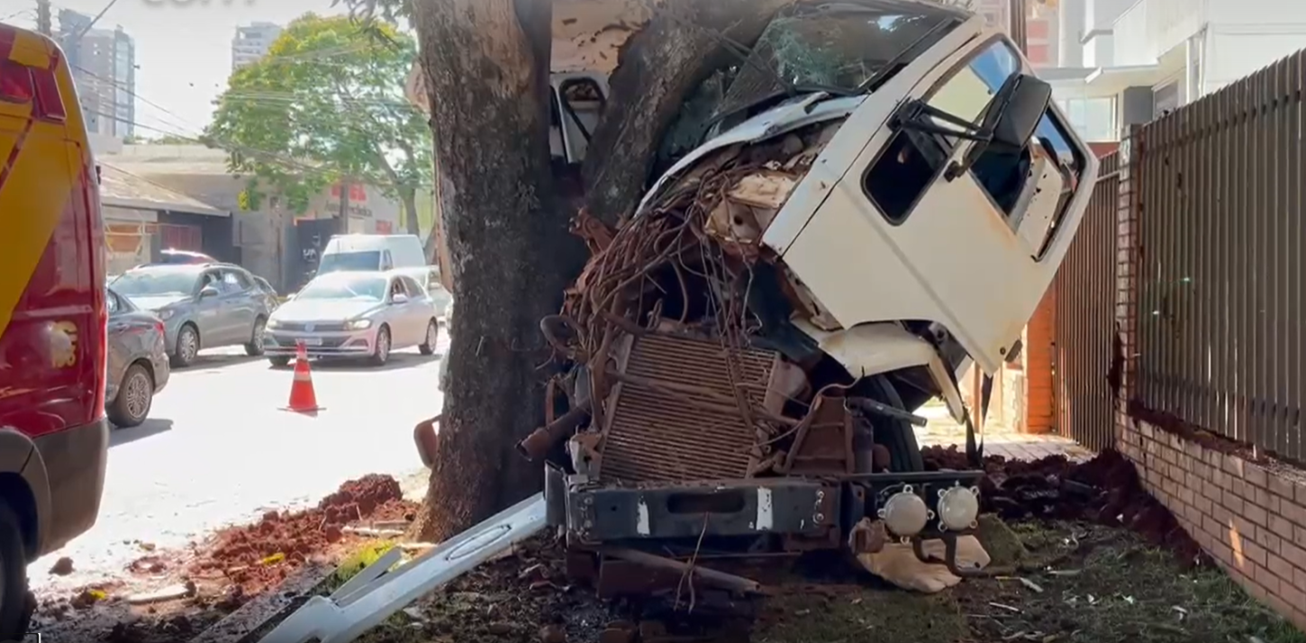 Caminhão perde freio e bate em árvore no Centro de Cascavel