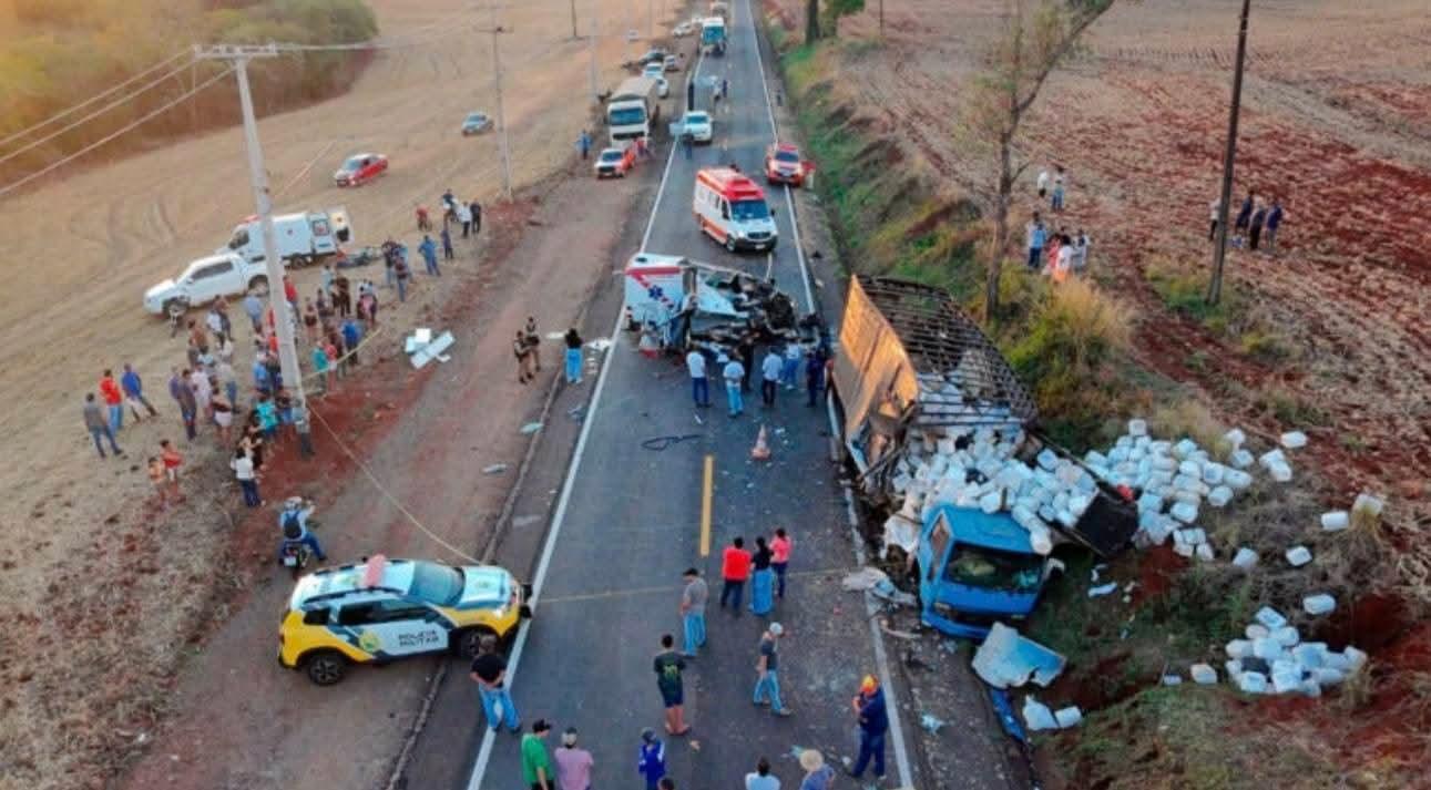COLISÃO ENTRE CAMINHÃO E AMBULÂNCIA DE QUINTA DO SOL DEIXA DUAS PESSOAS M0RTAS E CRIANÇA FERIDA.