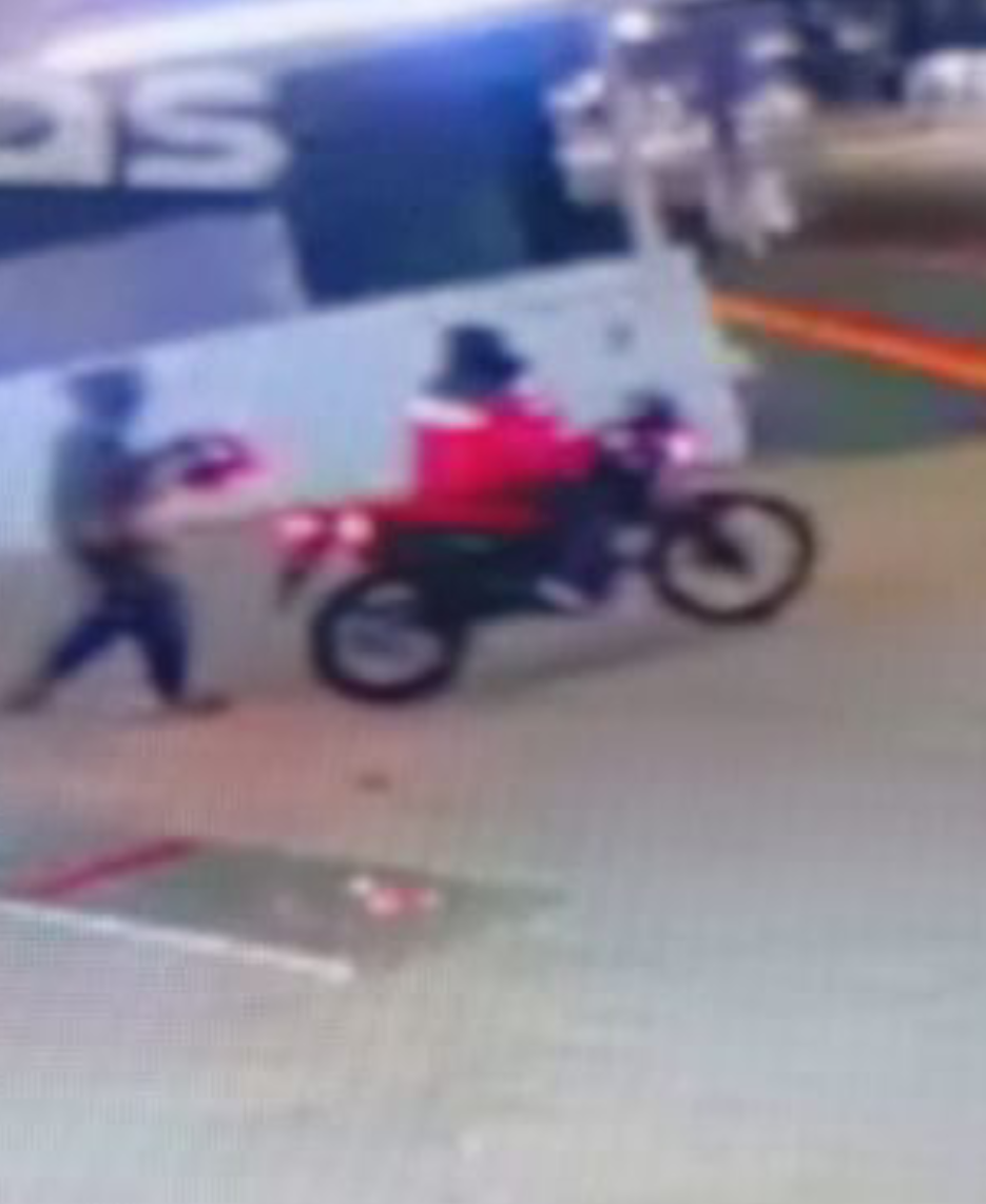 Em Assis Chateaubriand: Indivíduos quebram porta de vidro e furtam motocicleta