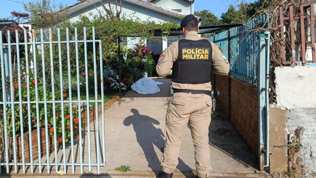 Jovem é encontrada sem vida em calçada de residência em Toledo