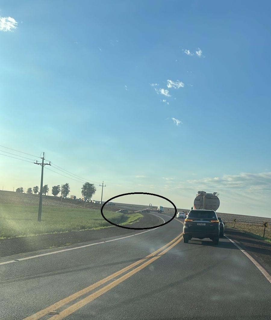 Parati sai da pista a capota na PR-182 em Maripá