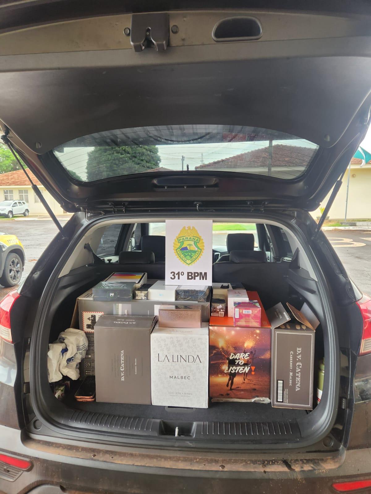 Polícia com a Receita Federal apreendem veículo com produtos contrabandeados