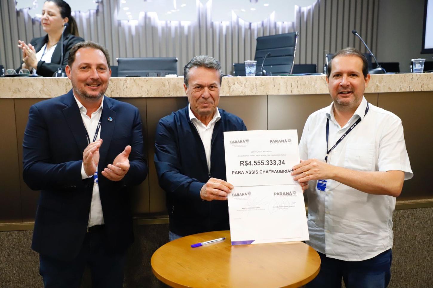 Prefeito Marcel Micheletto recebe recursos para renovação de frota de maquinários