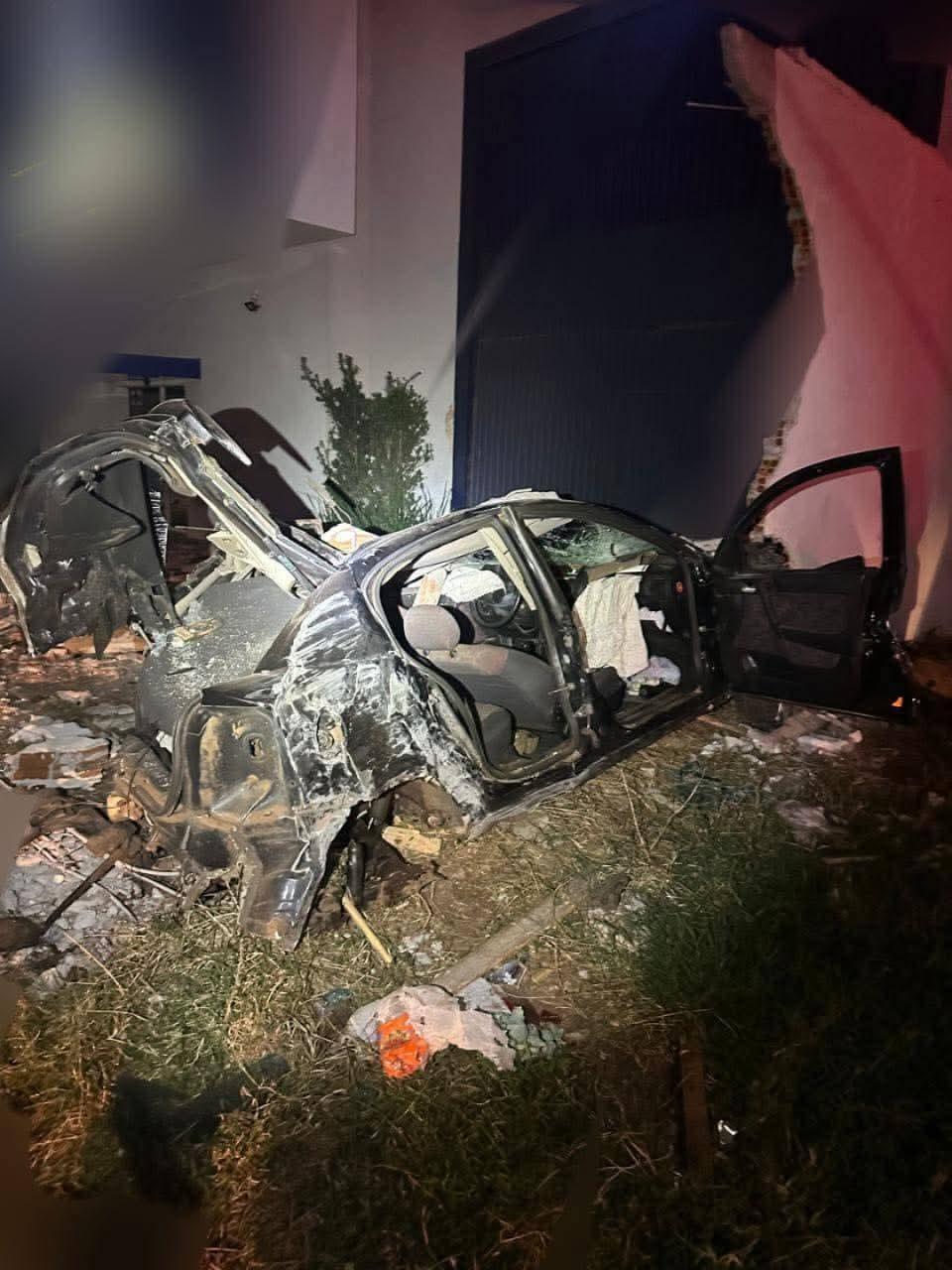 VEÍCULO FICA DESTRUÍDO APÓS COLIDIR CONTRA POSTE E MURO EM UMUARAMA