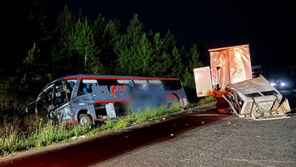 Acidente com ônibus na PR-151 deixa mortos entre família