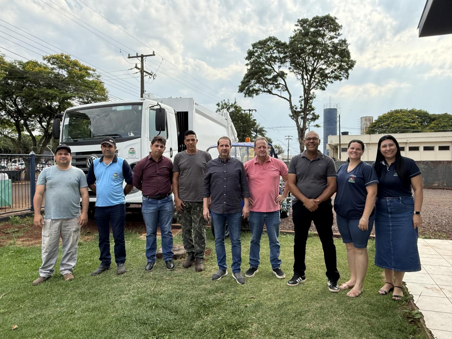 Caminhão coletor de lixo orgânico e veículo para pintura reforçam infraestrutura para serviços públicos