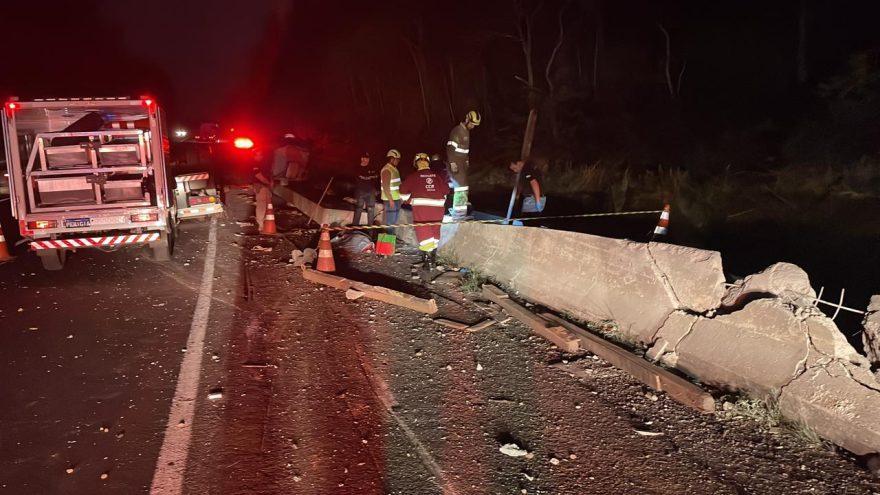 Carreta tomba, viga de concreto voa e mata homem no acostamento da BR 376