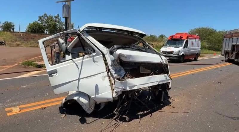 COLISÃO VIOLENTA ARRANCA CABINE DE CAMINHÃO EM CAMPO MOURÃO