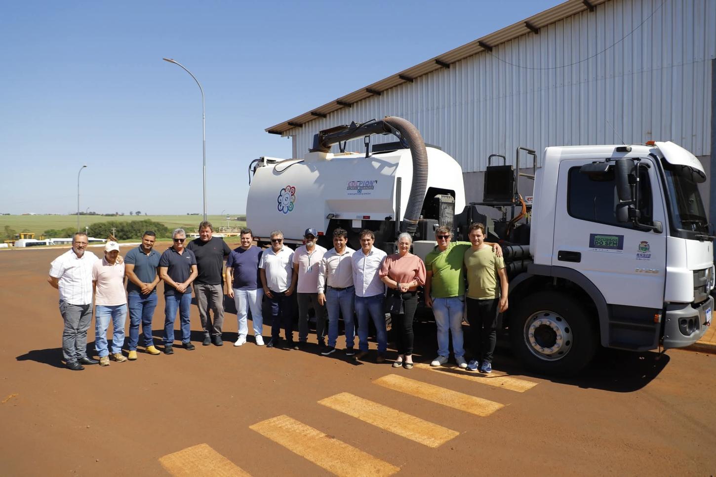Comitiva de Tupãssi visita Assis Chateaubriand para conhecer estrutura de limpeza urbana 