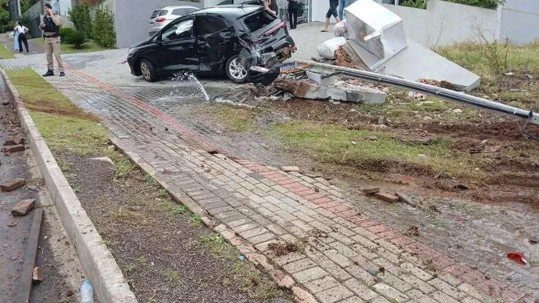 FRANCISCO BELTRÃO PR: CAMINHÃO DESCE AVENIDA DESGOVERNADO, ATINGE POSTES, CARROS E TOMBA.