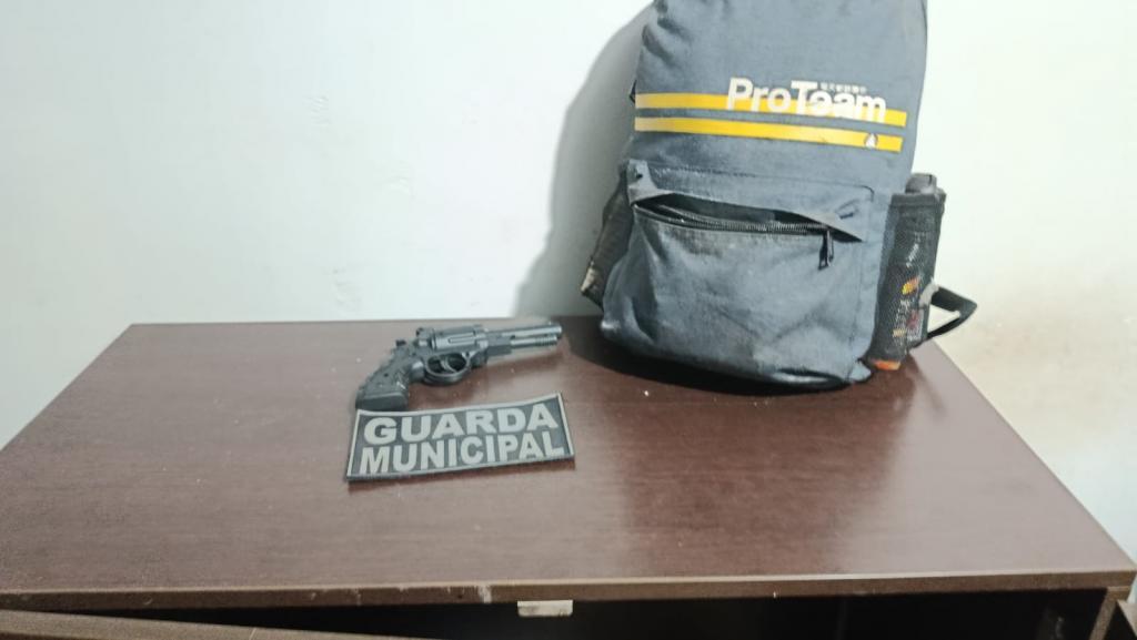 Guarda Municipal de Toledo prende homem com simulacro de arma no pátio da prefeitura