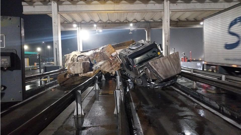 Motorista erra a cancela na praça de pedágio na BR-116 e caminhão tomba