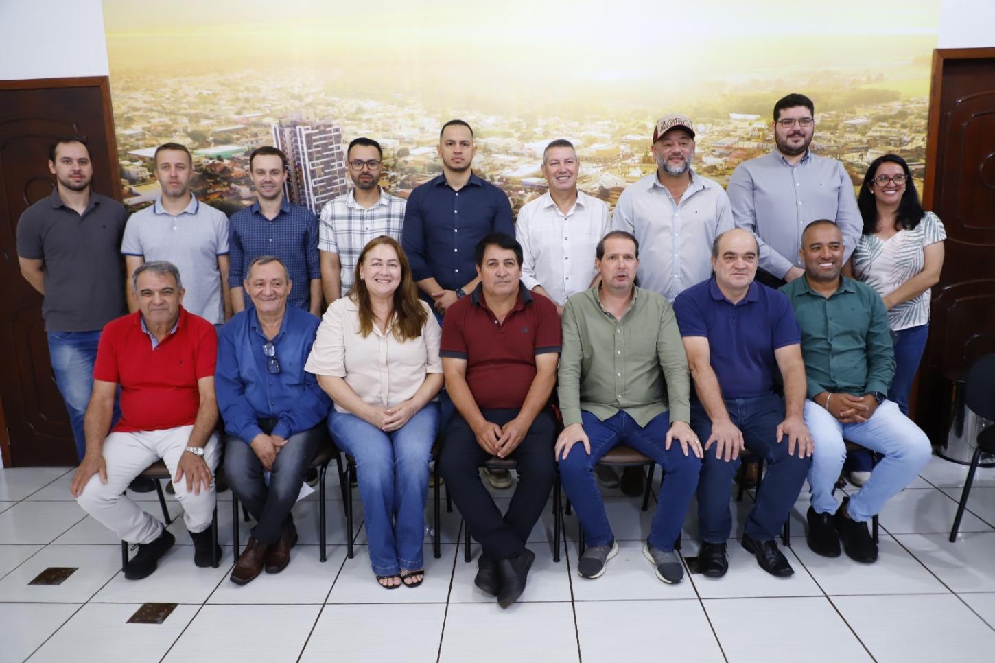 Prefeito de Assis Chateaubriand apresenta projetos em reunião com vereadores