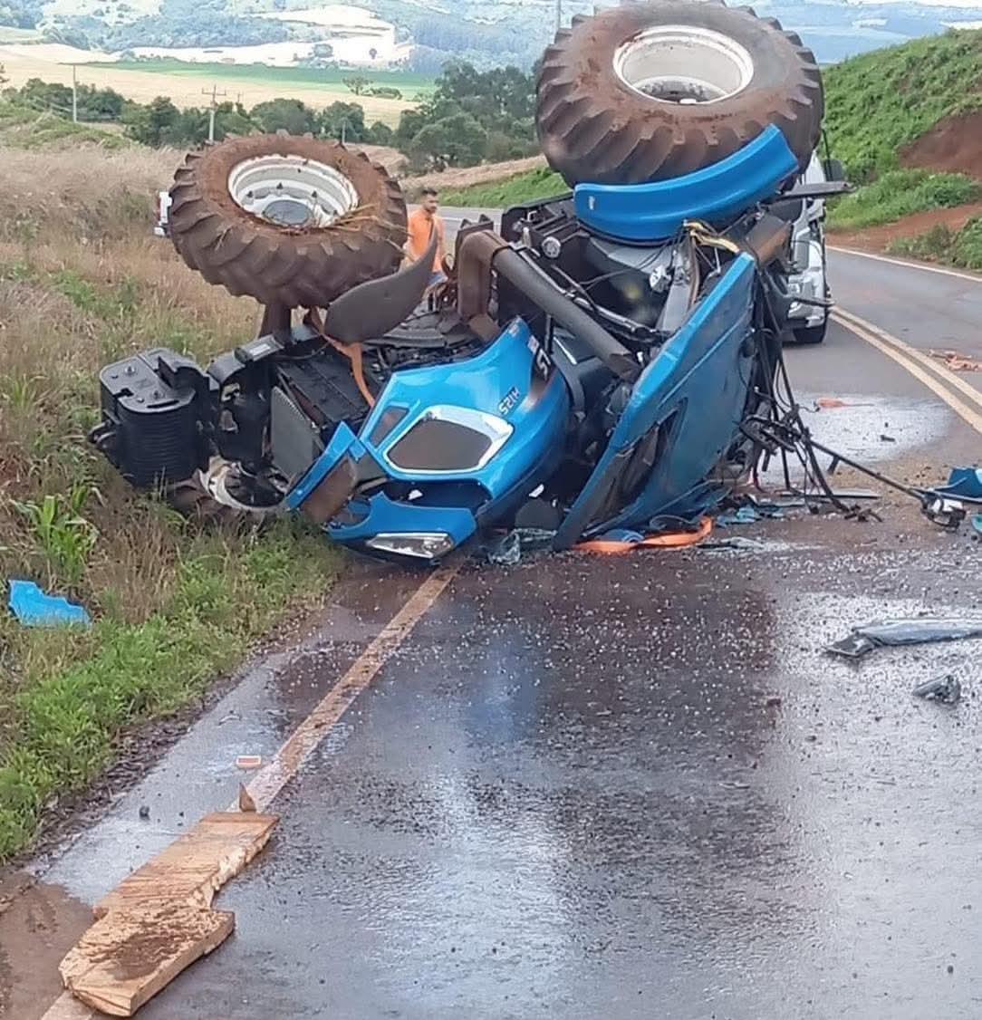 TRATOR CAÍ DE CIMA DA CARROCERIA DE UM CAMINHÃO PRANCHA