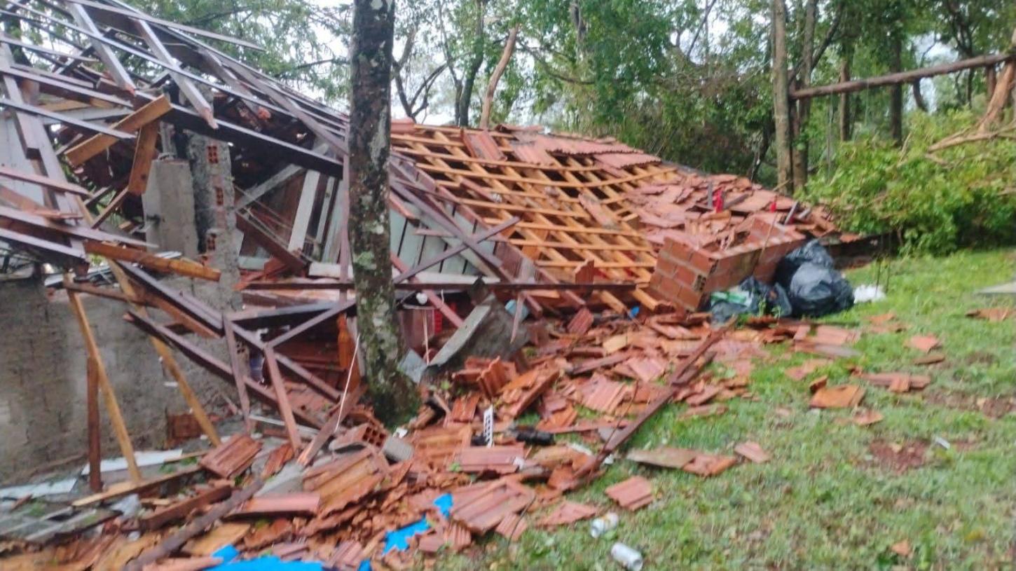 Vento soprou forte na tarde desta sexta-feira (17) no interior de Jesuítas