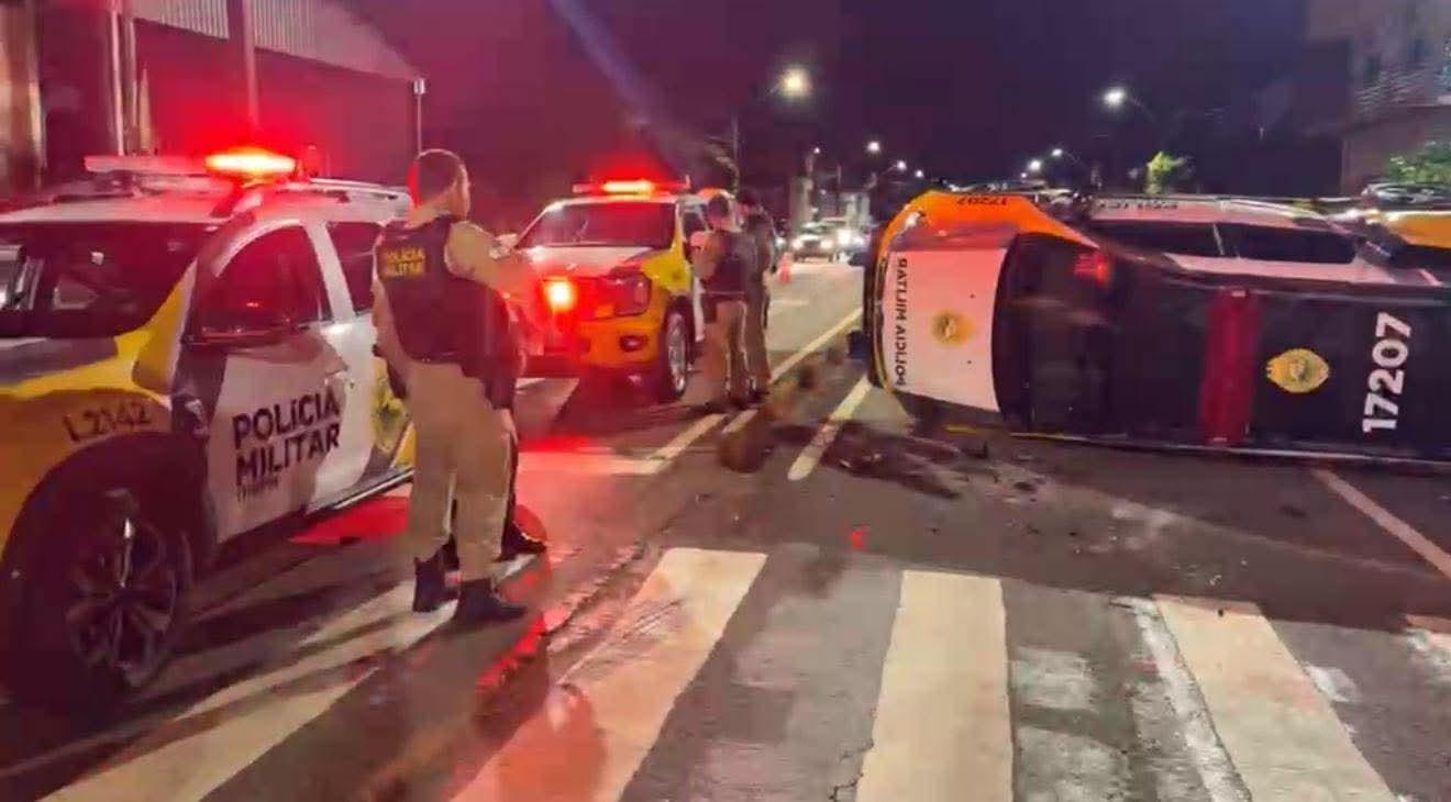 VIATURA DA PM CAPOTA APÓS COLISÃO EM PERIMETRAL DE CAMPO MOURÃO (PR)