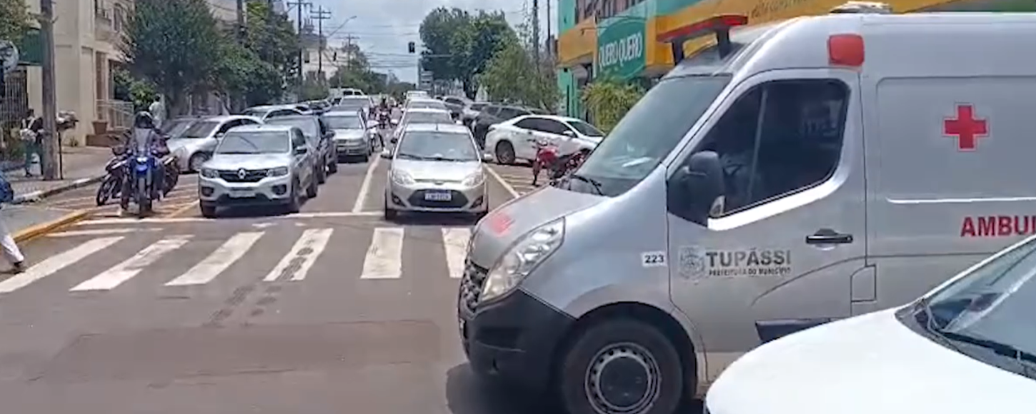 Ambulância de Tupãssi se envolve em acidente no Centro de Toledo