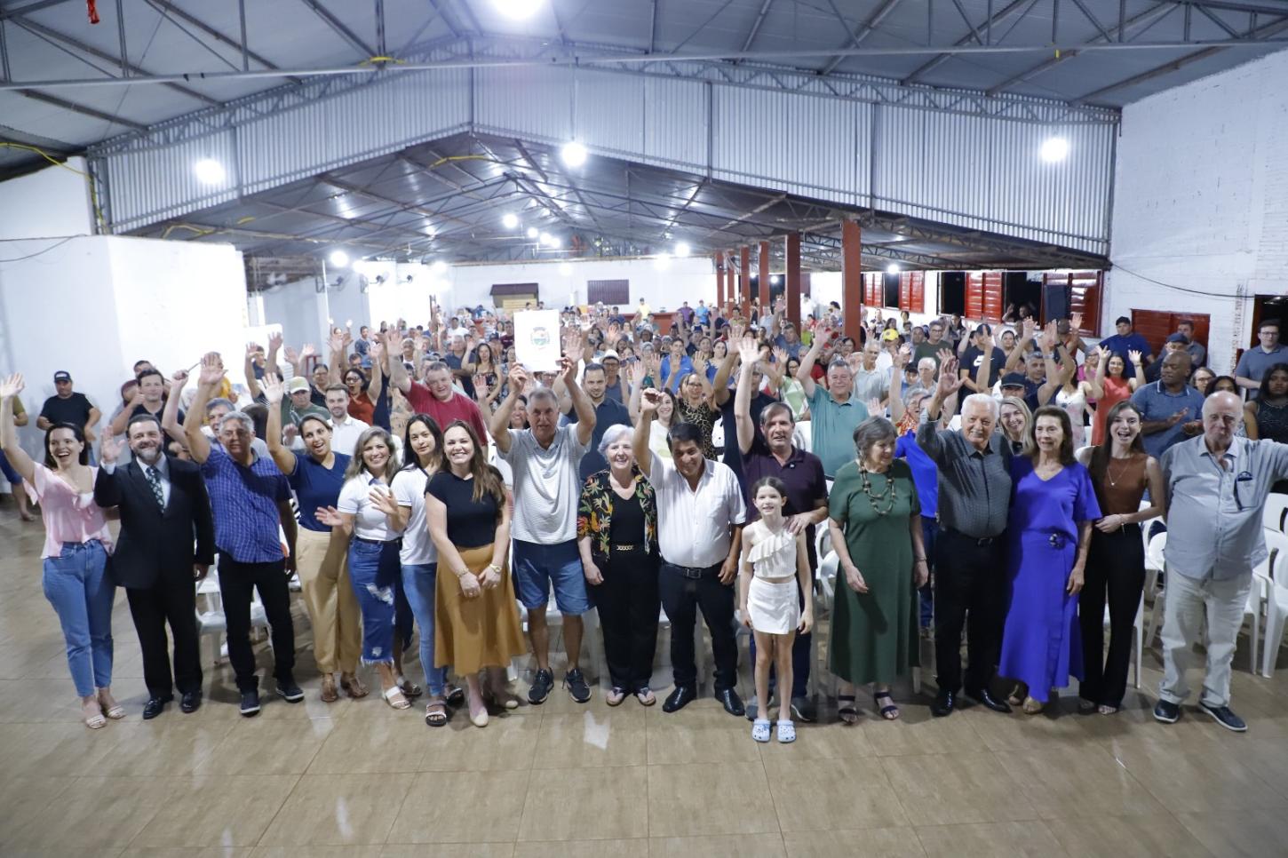 Após 50 anos de espera 161 famílias do Silveirópolis recebem títulos de registro de imóveis