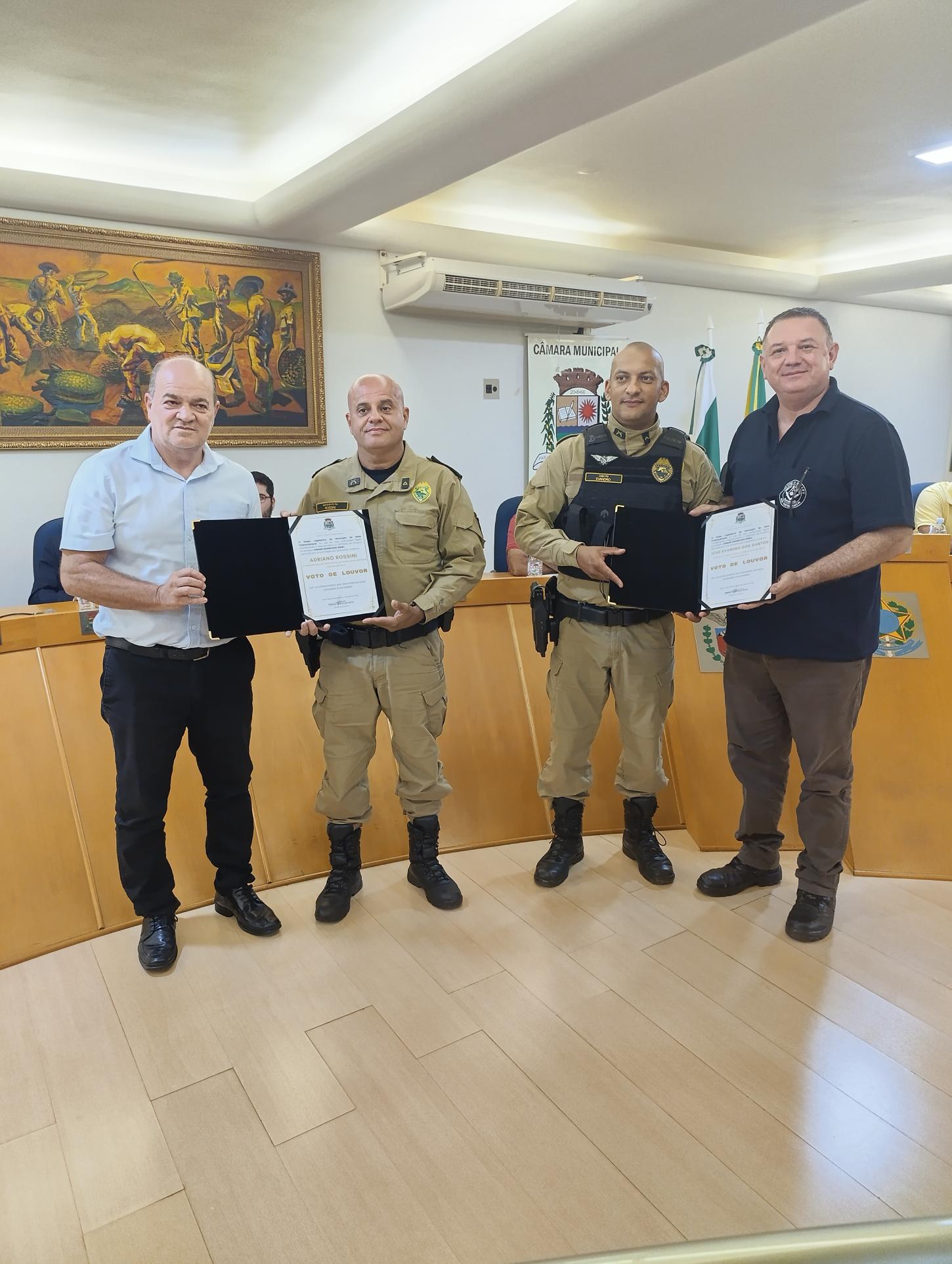 ASSIS CHATEAUBRIAND: POLICIAIS RODOVIÁRIOS SÃO HOMENAGEADOS PELA CÂMARA MUNICIPAL DE ASSIS CHATEAUBRIAND APÓS AÇÃO HEROICA
