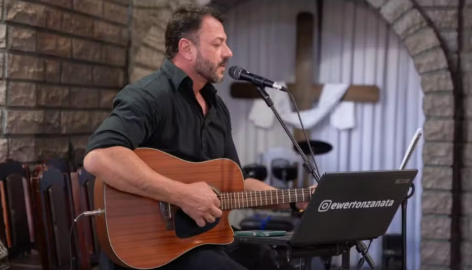 Cantor morre após ser baleado em briga de trânsito no Paraná