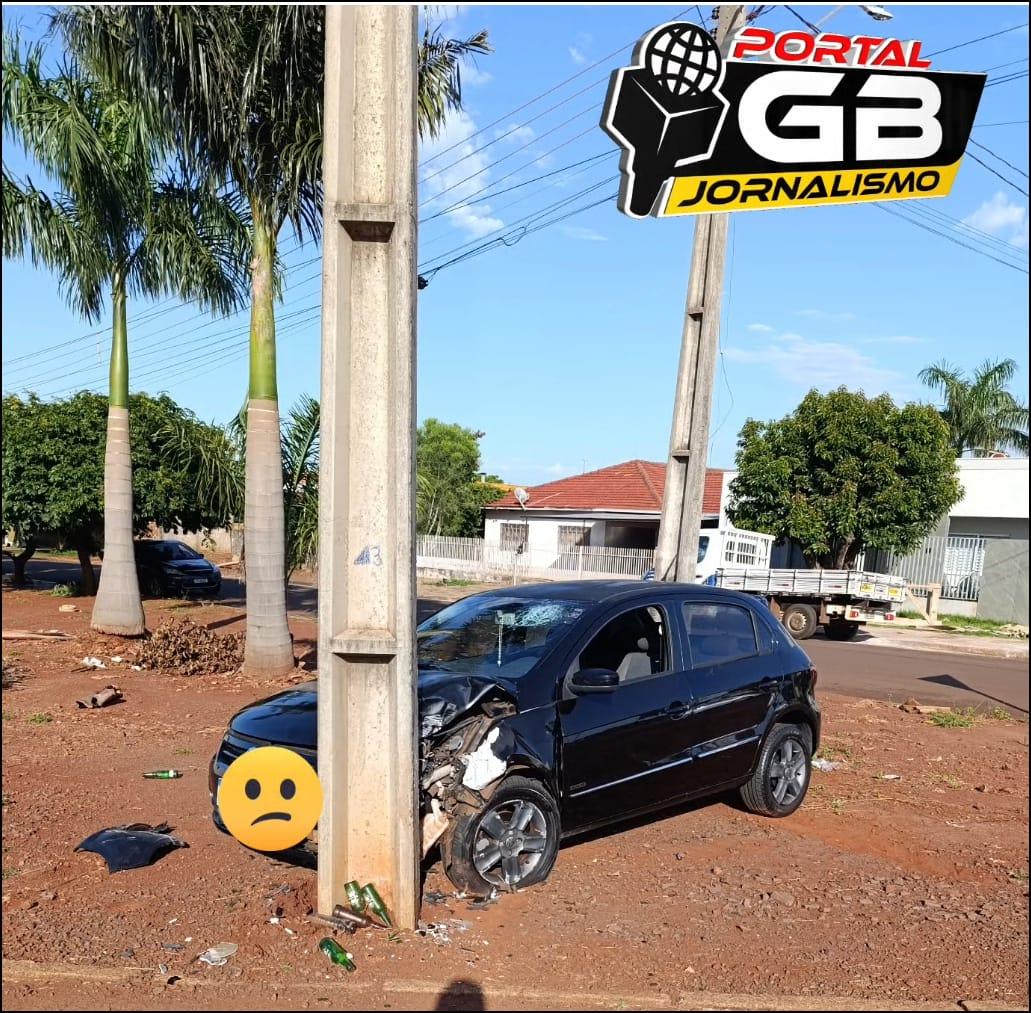Em Assis Chateaubriand motorista bate contra poste no centro da cidade