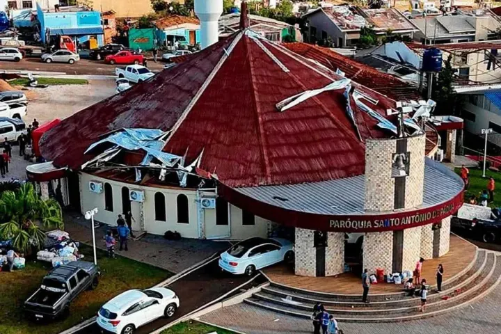 Igreja resistiu a tornado, salvou fiéis e agora é ponto de arrecadação em Rio Bonito do Iguaçu