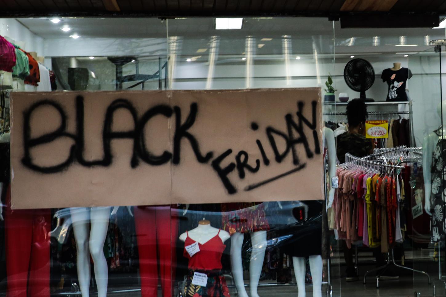 Procon-PR orienta consumidores para não cair em golpes na Black Friday