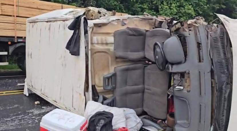 Acidente envolvendo caminhão e van na PR-280 deixou dois motoristas feridos
