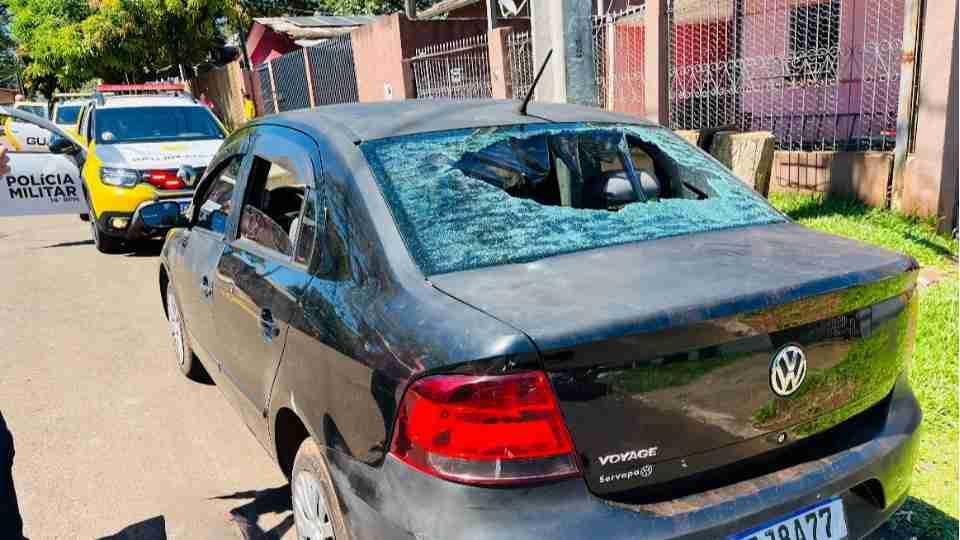 Adolescente é baleado na cabeça e carro com marcas de tiros é encontrado em Foz do Iguaçu