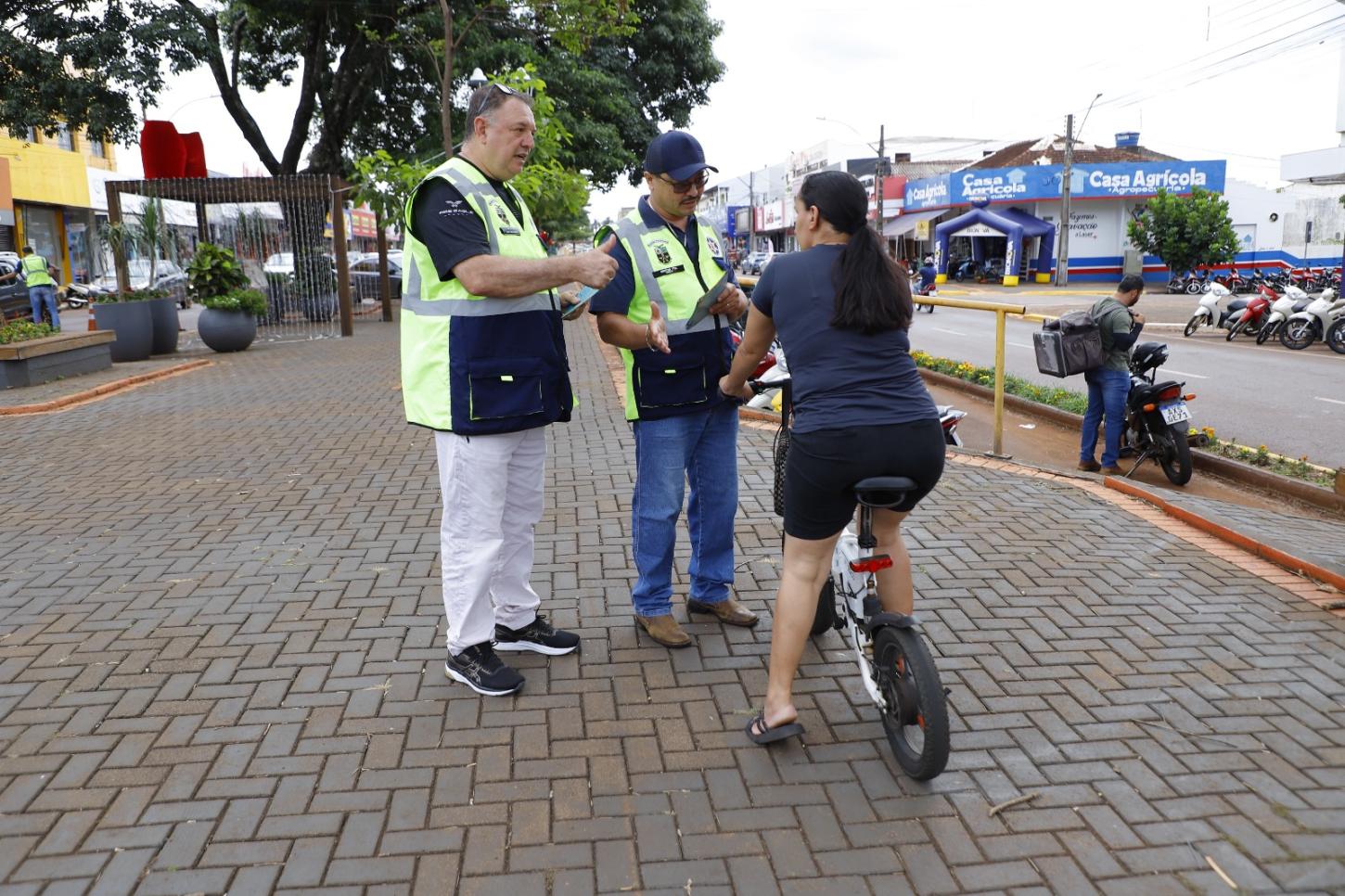 Blitz educativa orienta usuários de patinetes e ciclomotores em Assis Chateaubriand