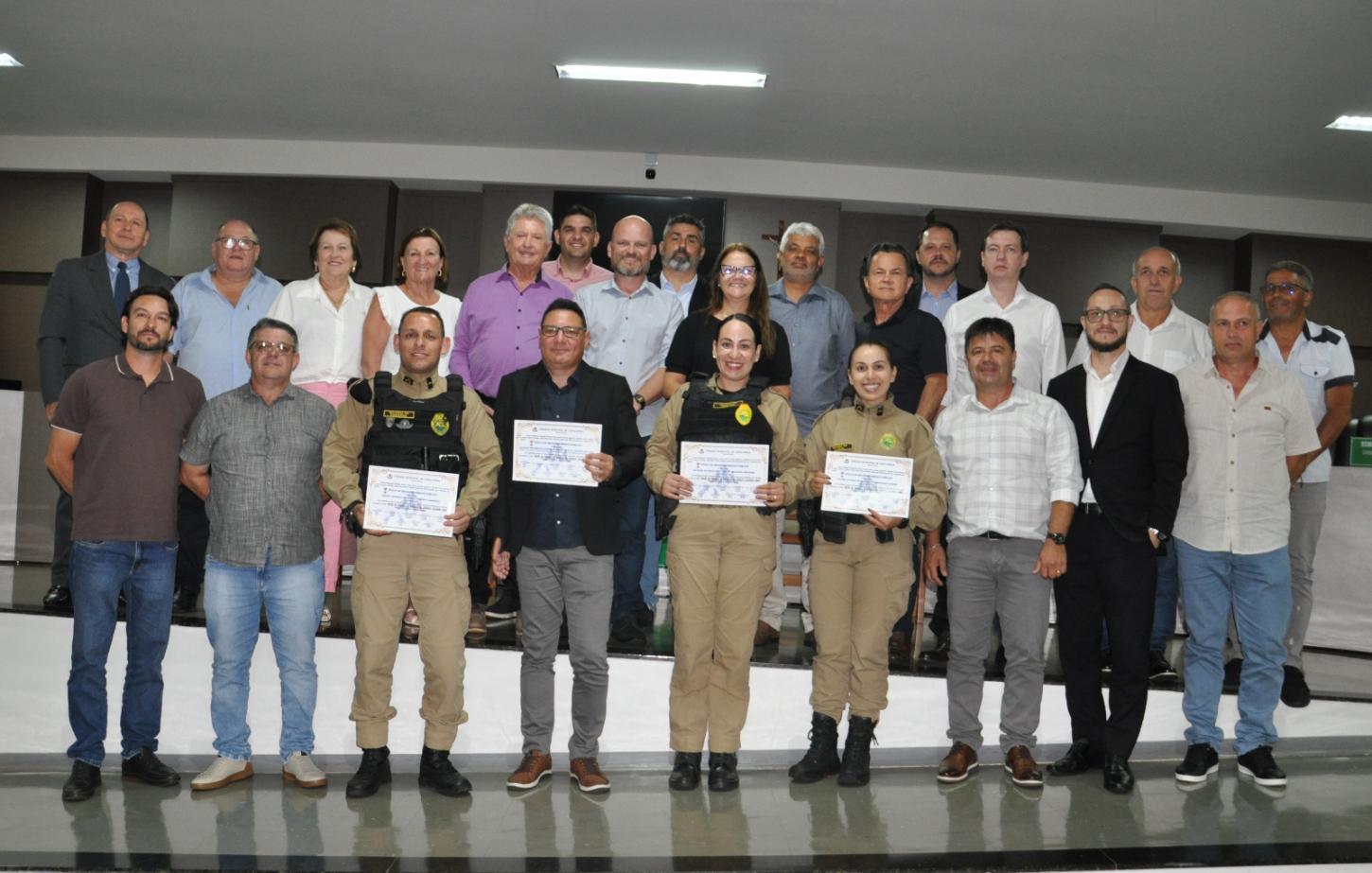 CÂMARA DE VEREADORES DE CAFELÂNDIA PRESTA HOMENAGEM A POLICIAIS MILITARES POR ATUAÇÃO EM PROJETO DE TRÂNSITO VOLTADO À CRIANÇAS