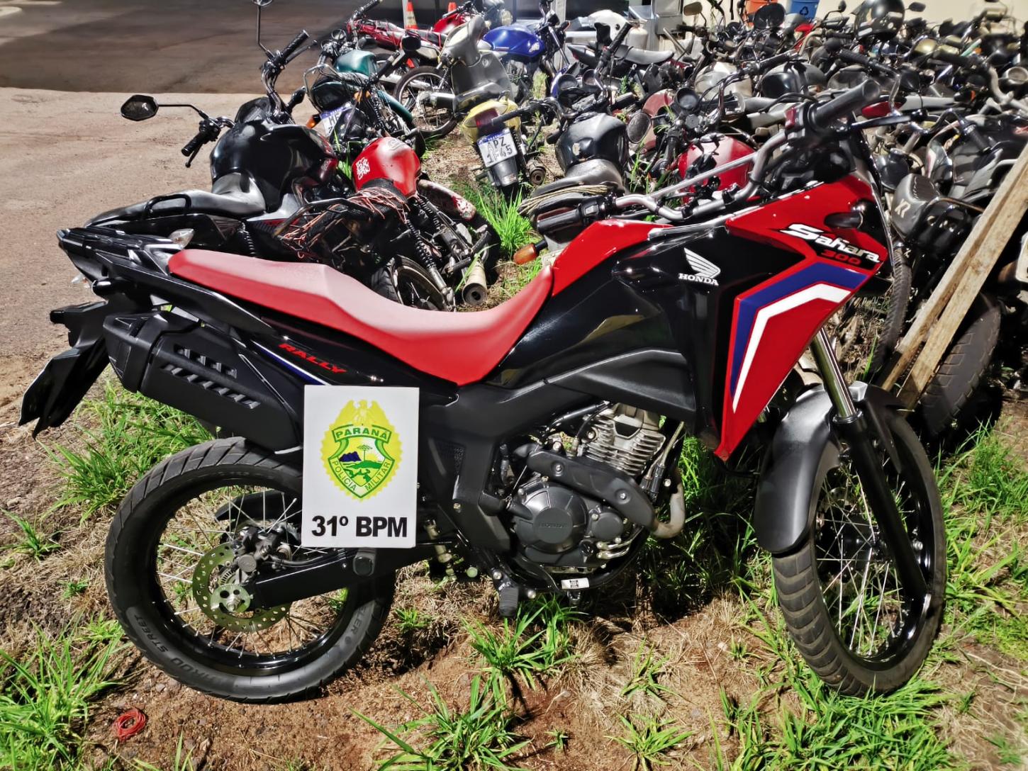 Em Assis Chateaubriand: Motociclista fazia gracinha com veículo sem retrovisor e vai parar no pátio do Batalhão