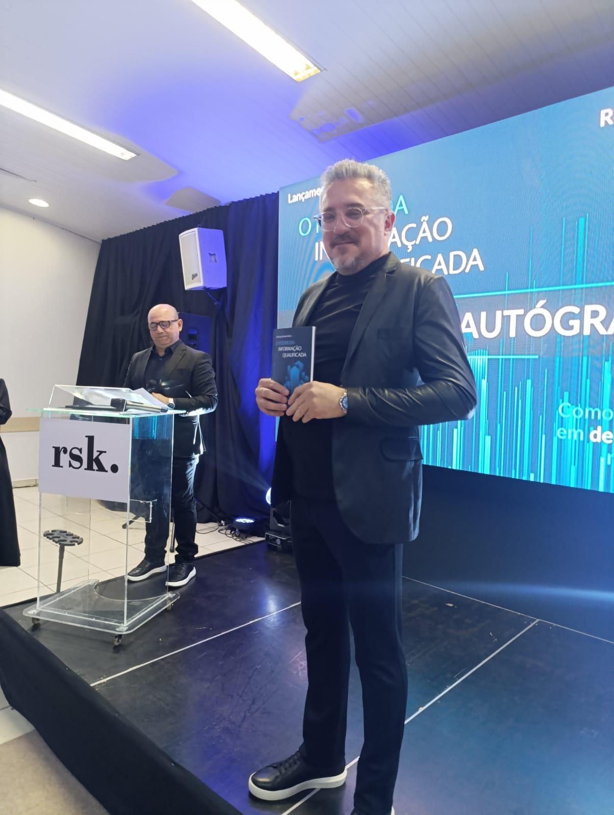 Engenheiro Civil Rodrigo katarinhuk recebe amigos e familiares em noite de autógrafo no lançamento do seu livro