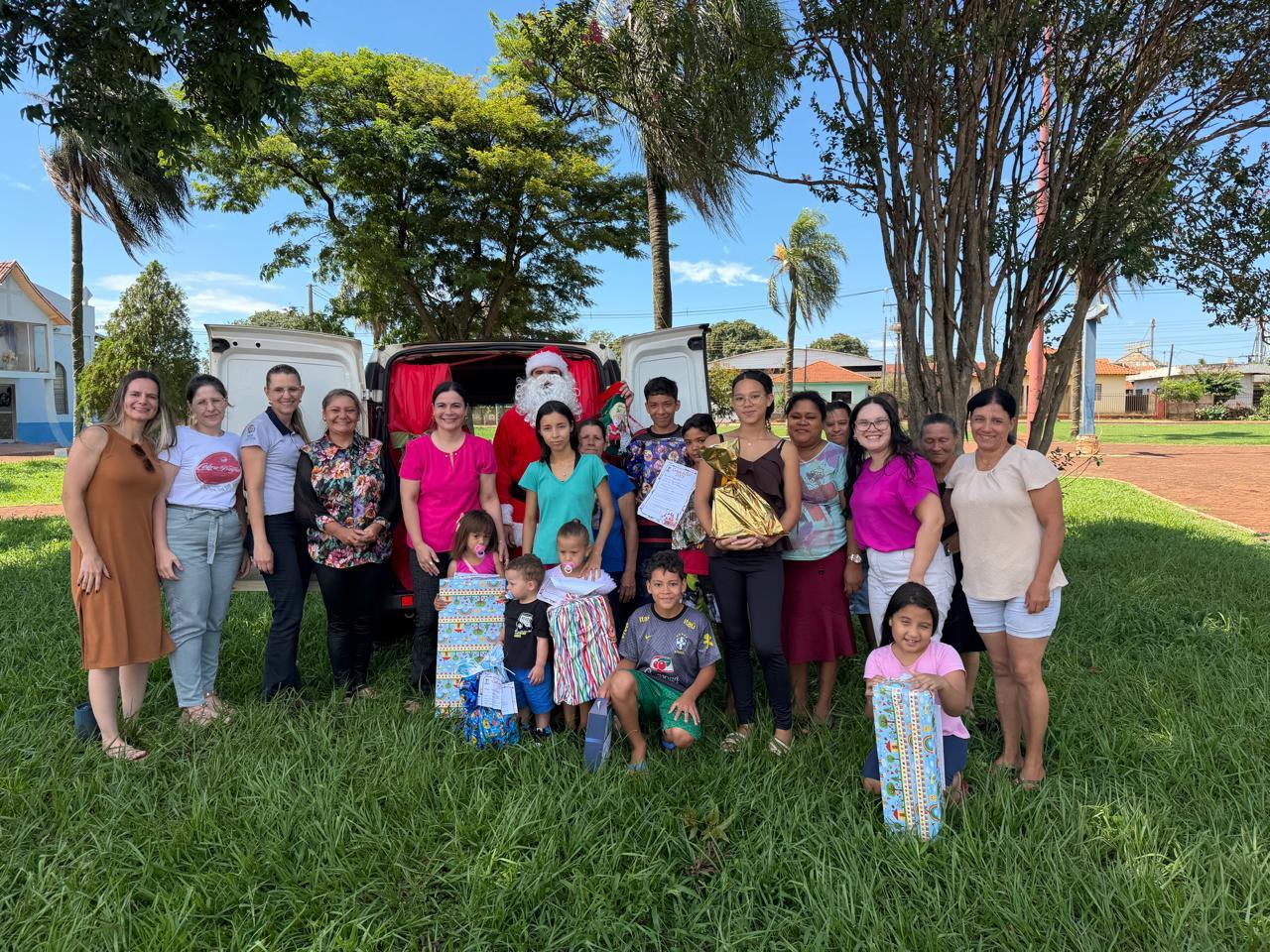Entrega de presentes do projeto “Realizando Sonhos” leva alegria a crianças de Assis Chateaubriand