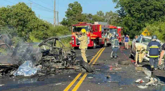 Homem morre carbonizado após acidente na PR-566