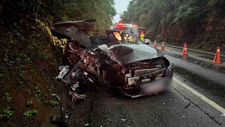 Mulher morre em acidente entre carro e caminhão guincho na PR-182