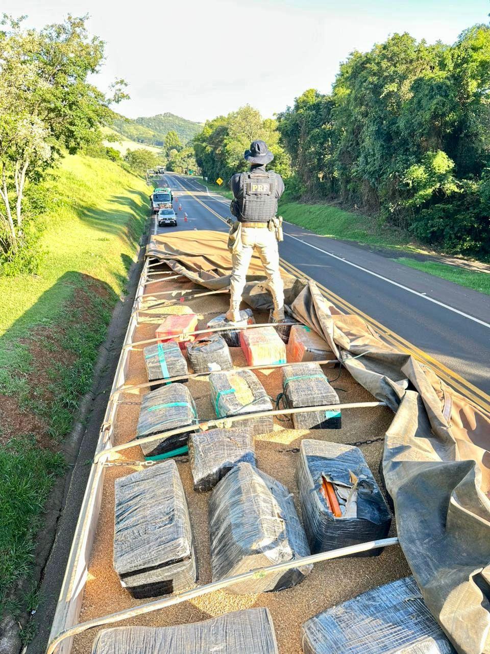 PRF apreende mais de uma tonelada de maconha em carga de trigo na BR-277