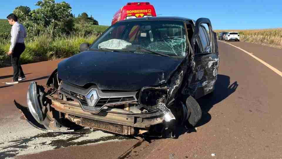 Acidente entre carro e ônibus da saúde de Assis Chateaubriand deixa mulher ferida