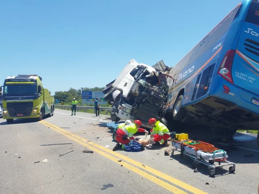 Colisão entre carreta e ônibus deixa seis mortos na BR 116 em Pelotas