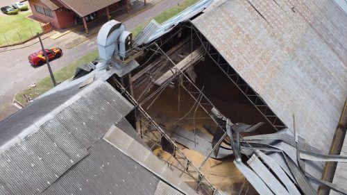 Explosão atinge silo de grãos e empresa é evacuada na BR-277, em Cascavel