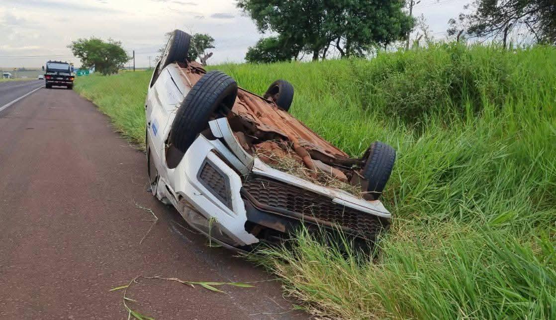 Motorista com veículo da prefeitura de Jesuítas tenta evitar colisão e acaba capotando carro