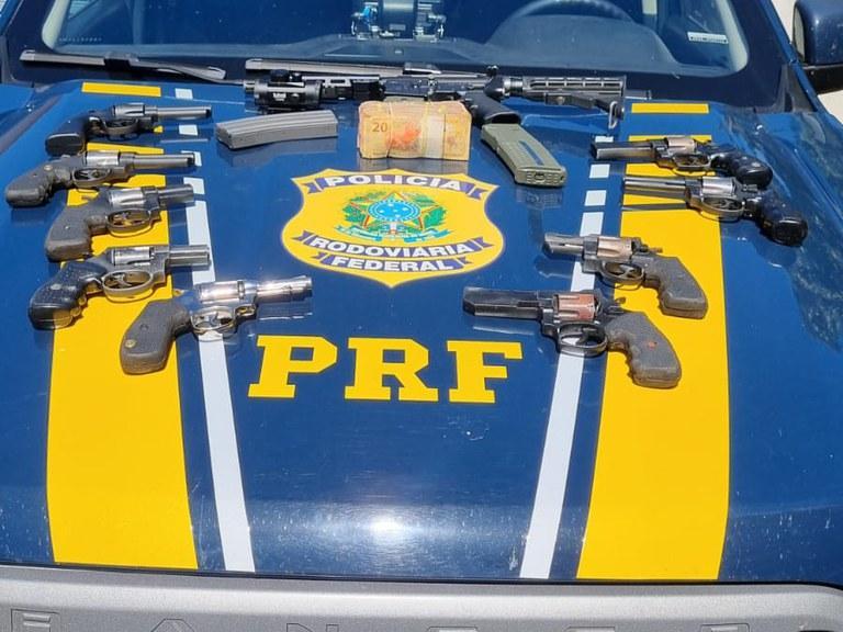 Polícia apreende fuzil com mira holográfica, revólveres, carregadores e dinheiro na BR-369
