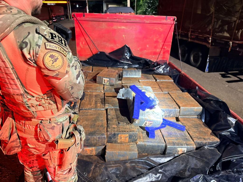 PRF apreende caminhão carregado com mais de uma tonelada de maconha